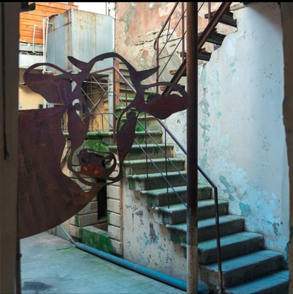 🆕Metal Peeping Cow Wall Art. - Picture 4 of 5